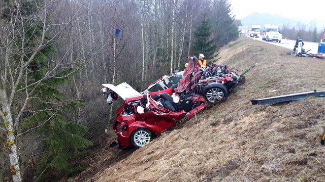 Der PKW blieb völlig zertrümmert auf der Straßenböschung liegen. | Foto: Zoom Tirol