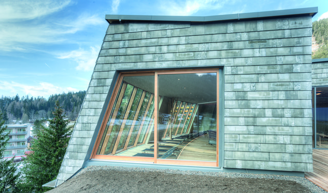 Glasfronten in der Panorama-Sauna und im Panorama-Ruhebereich bieten den Gästen tolle Ausblicke in die Natur. | Foto: Alex Mattersberger