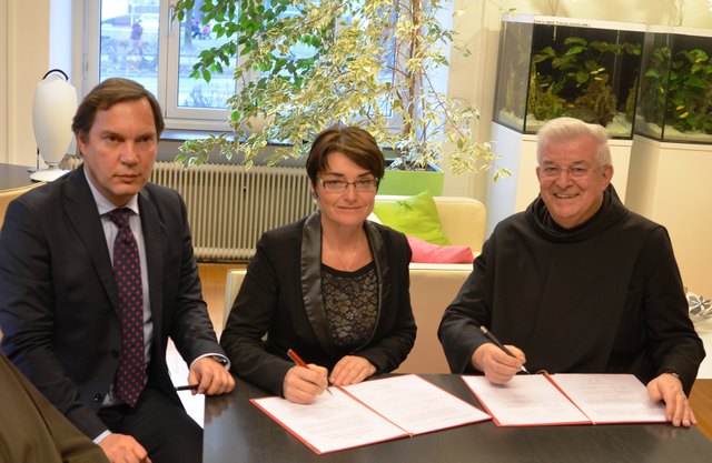 Krankenhausleiter Michael Steiner mit Gesundheitsreferentin Beate Prettner und P. Prior Paulus Kohler bei der Unterzeichnung