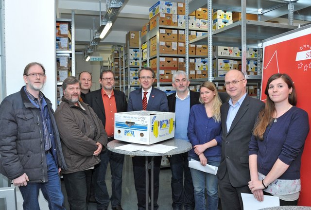 Ewin Wallner, Heinz Backnecht, Mag. Thomas Lösch, Dr. Ronald Risy, Bürgermeister Mag. Matthias Stadler und Mag. thomas Pulle, Nicole sommer Dr. Thomas Karl und Mag. Silvia Zenz im neuen "Gedächtnis der Stadt". | Foto: Josef Vorlaufer