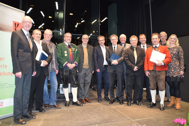 Die Ehrenzeichenträger mit Bgm. Wolfgang Jörg (8.v.r.), Vizebgm. Herbert Mayer (1.v.l.), Vizebgm. Manfred Jenewein (2.v.r.) und Kulturreferentin Simone Luchetta (1.v.r.).