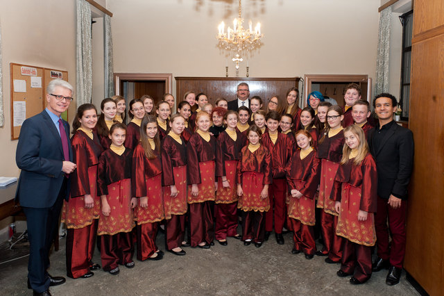Bildtext zu FOTO 20141221: Adventkonzert der Gumpoldskirchner Spatzen in der Pfarrkirche St. Christoph in Baden 2015. Die Gumpoldskirchner Spatzen mit Chorleiterin Elisabeth Ziegler, Chorleiter Luiz de Godoy, GR wHR Dr. Ernst Schebesta und Autor der Weihn | Foto: zVg