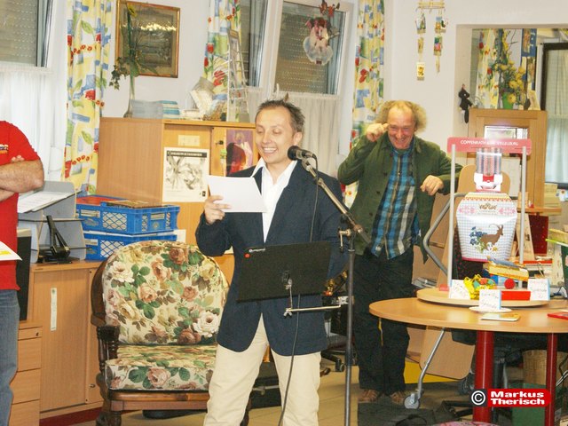 Regionaut Markus Therisch bei seiner Benefizveranstaltung für die Roten Nasen Clowndoctors. Viele Gäste wie Generalvikar Erich Linhardt, Kurt Christof, Ernst Meixner, Werner Blumi Blumauer, Evelyne Oswald, Dr. Christian Raith, Rote Nasen Clowndoctor Hannes Urdl (Dr. Wurl), Biggi Sturm, Pfarre Voitsberg und viele mehr folgten gespannt die Rede von Veranstalter Markus Therisch - Foto: Markus Therisch
