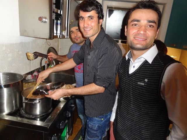 Kommunikation und pakistanisches Essen im Treffpunkt "mensch&arbeit". | Foto: privat