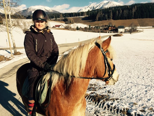 Simone und Caruso genießen die Sonne bei einem gemütlichen Ausritt durch den Lungau.