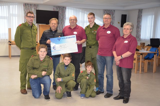 Bei der Scheckübergabe: Michael Höfler, Ing. Gerhard Prenner, Obmann Georg Renner, Benjamin Posch, Ilse Schachinger (stehend); Raphael Jahrmann, Florian Posch, Sebastian Jahrmann (hockend)