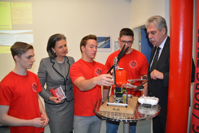 BM Schelling war beeindruckt von der vielfältige Ausbildung in der Thöni Akademie.