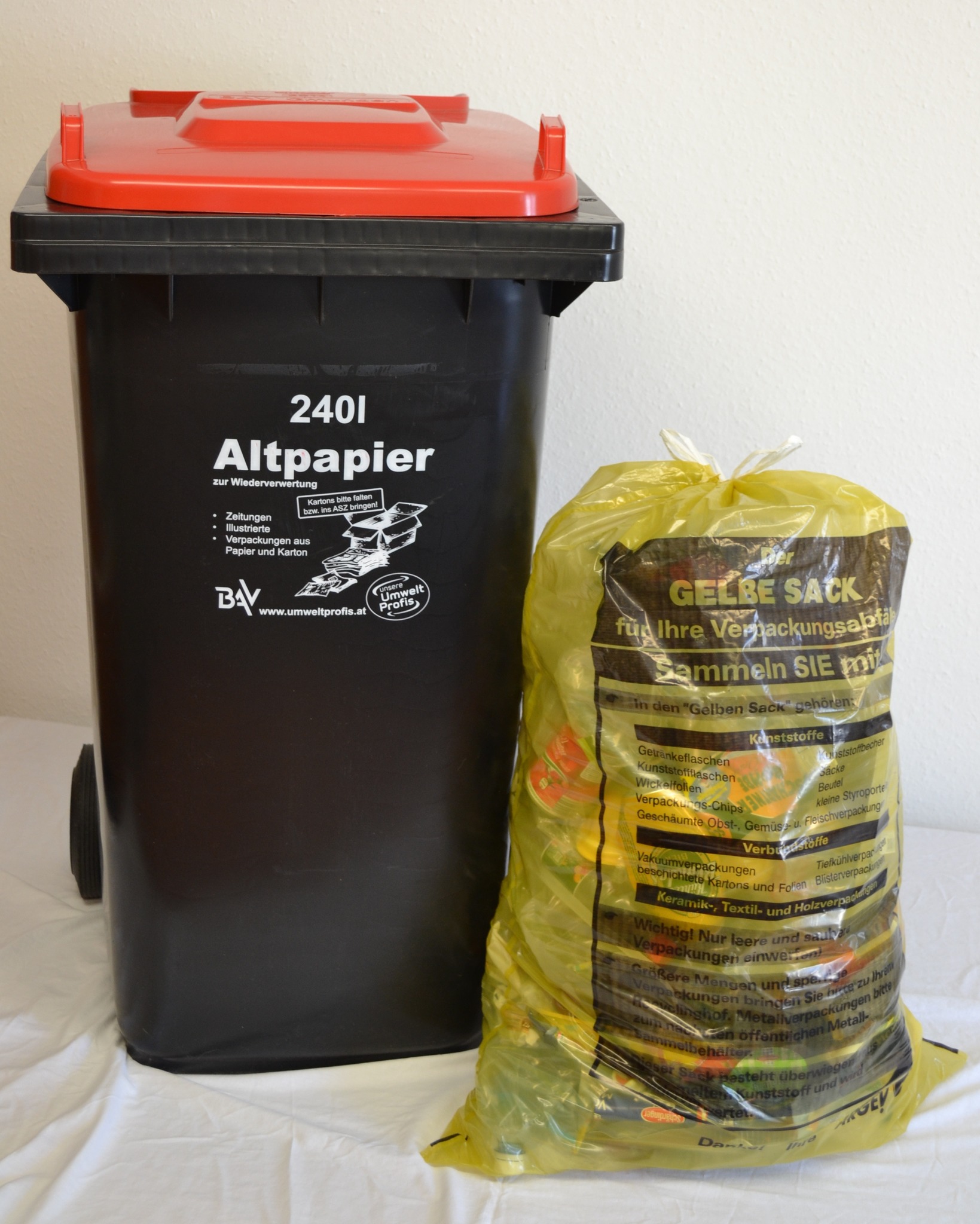 Altpapiertonne und Gelber Sack sind da - Vöcklabruck