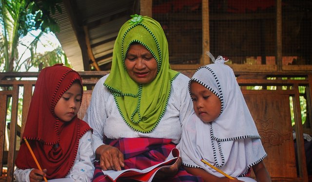 Norma Puntungan hat am Alphabetisierungsprogramm der Don Bosco-Stiftung teilgenommen. Da hat sie nicht nur lesen, schreiben und rechnen gelernt, sondern auch mit dem Maßband umzugehen. Seither näht sie auf ihrer Nähmaschine und verdient ein eigenes Einkom