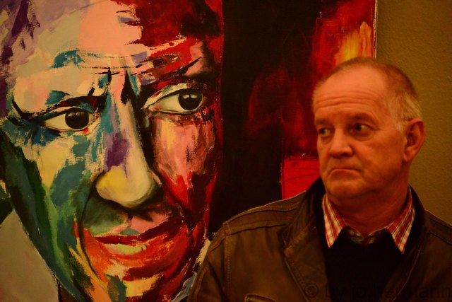 der Künstler Brandstätter jun. schaut auf ein Werk von Angelika Unterbergerr, in der Galerie KunstRAUM Obervellach.