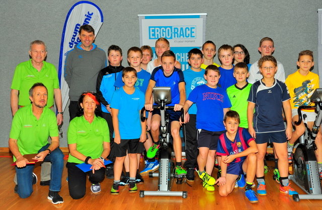 Die Schüler der SNMS Bad Kreuzen mit Sportkoordinator Gerald Hofer 
(stehend 2. v. li.) und dem Ergo School Race Betreuerteam Walter Hartl (ganz li. stehend), Georg Hetzinger (links kniend) und Theresa Kienberger (2. v. li. kniend) | Foto: OÖ. Radsportverband