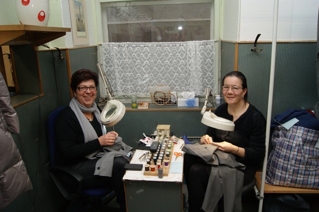 Karin Aigner und Silja Novak in der Werkstatt. Die Lupe ist eine spezielle Anfertigung, die die Augen nicht austrocknet.