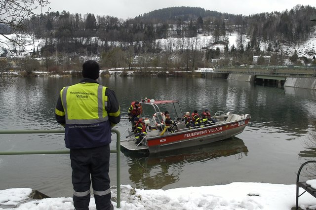 Ölfilm in der Drau: Die Feuerwehr brachte Bindemittel aus und verhinderte eine ärgere Verunreinigung | Foto: Hauptfeuerwache Villach