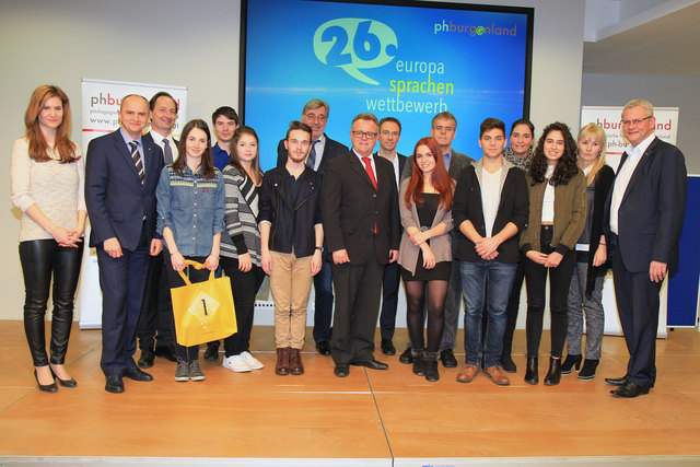 Die GewinnerInnen des 26. Europa-Sprachen-Wettbewerbs: Oskar Zebinger, Gabriela Knöbl, Lukas Jaidl, Daniel Frkat, Annika Thell, Nadine Glavanovits  und Laura Rus mit LH Hans Niessl, LSR-Präs. Heinz Josef Zitz und weiteren Ehrengästen | Foto: Landesmedienservice