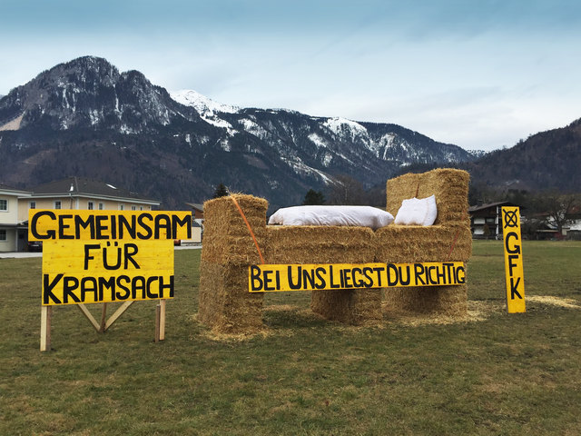 Die GFK macht mit einem überdimensionalen Bett auf sich aufmerksam.