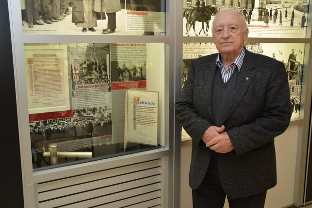 Johann Girschik vor den Urkunden der Josef-Reither-Stiftung für besondere Verdienste von Landarbeitern.