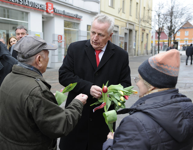 Rudolf Hundstorfer, SPÖ-Kandidat für die Präsidentschaftswahl 2016, bei seiner Wahlkampftour in Bruck an der Mur. | Foto: Maili