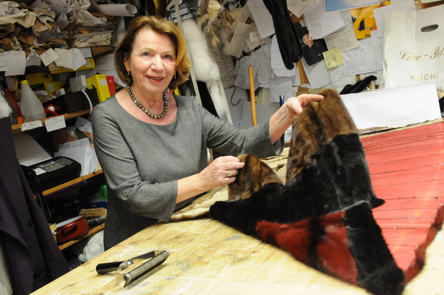 Getraud Löw mit drei verschiedenfärbigen Nerzresten, aus denen sie eine neue Jacke macht.