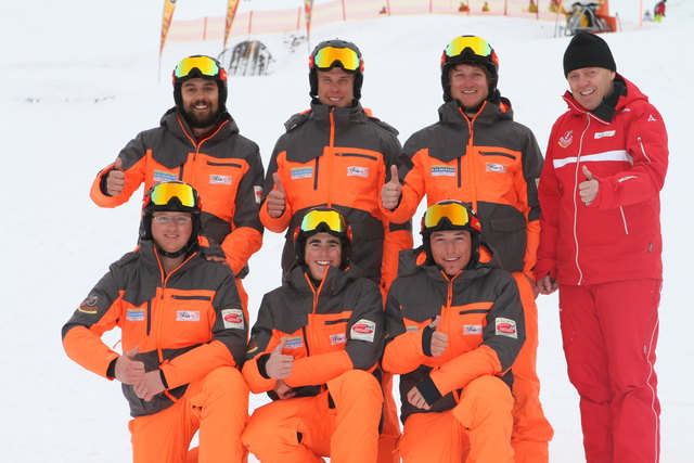 Demoteam Skifighters Fiss: Daniel Petrovic, Julian Richer, Fabian Kalsberger und Skischulleiter Martin Stark (hinten v. l). Teamleader Marco Achenrainer, Dominik Schranz und Mario Schrott (vorne v. re.). | Foto: Skischule Fiss/Ladis