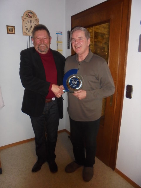 Willi Modritsch (l.) gratuliert Rudolf Collino zu seinem Ehrentag und freut sich auf viele weitere Auftritte des Sängers | Foto: KK