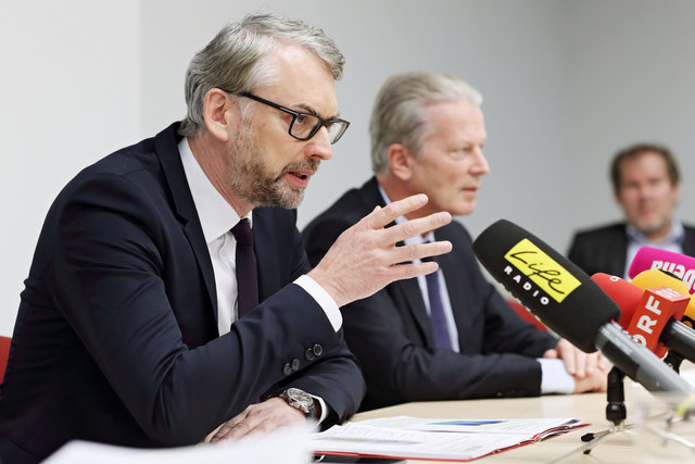 Landesrat Michael Strugl und Vizekanzler Reinhold Mitterlehner (beide ÖVP) stellen neue Initiativen zum Bürokratie-Abbau vor. | Foto: Land OÖ/Dedl
