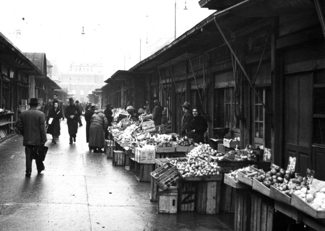 Der Naschmarkt im Jahr 1953: Den Zweiten Weltkrieg überstanden die Marktstände großteils ohne Schaden. | Foto: Marktamt