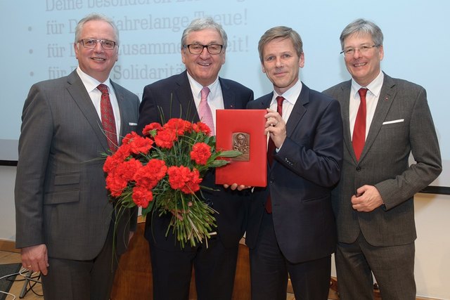 Wiedergewählt: SPÖ-Bezirksparteivorsitzender Reinhart Rohr, hier mit  Bgm. a. D. Helmut Manzenreiter, der die große Viktor-Adler-Plakette erhielt, Bundesminister Josef Ostermayer und Landeshauptmann Peter Kaiser | Foto: Hipp