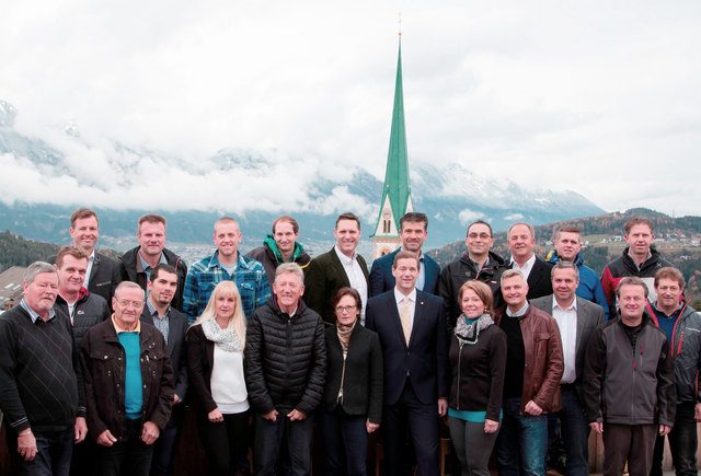 Bgm. Hansjörg Peer (vorne, 6.v.r.) und sein Team der Liste WIR Mutterer