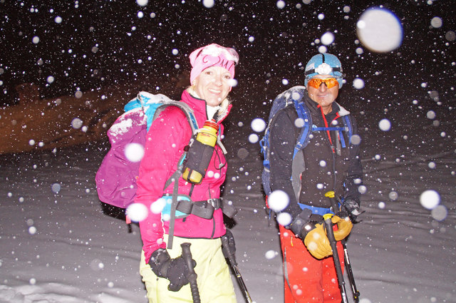 Frischer Neuschnee! Traum-Verhältnisse herrschten beim BezirksblätterBergauf in Uttendorf. Im Bild: Nadja Brandstätter und Christian Mühlberger, Stiegl.