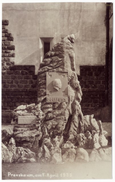 Das damalige Dollfuß-Denkmal, wie es von 1935 bis 1938 am heutigen Pressbaumer Kirchenplatz stand. | Foto: Archiv Dieter Halama