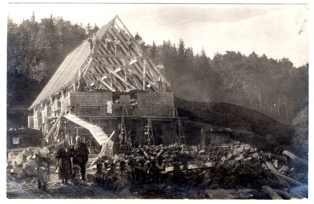 Die Rekawinkler Kirche in ihrer Entstehung in den 1930ern. | Foto: Archiv Dieter Halama