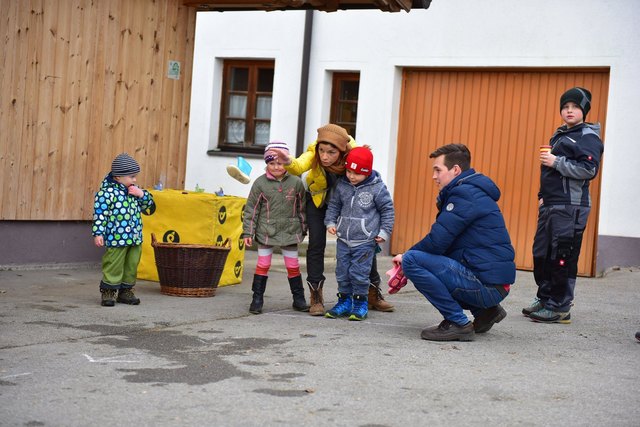 Zu einem netten Kindernachmittag am Pungghof durften wir am Samstag, den 13. Feber einladen. Wir waren glücklich so viele Kinder begrüßen zu dürfen. An vier Stationen konnten unsere kleinsten Gemeindebürger ein Huhn aus Eierkartons basteln, das passende E
