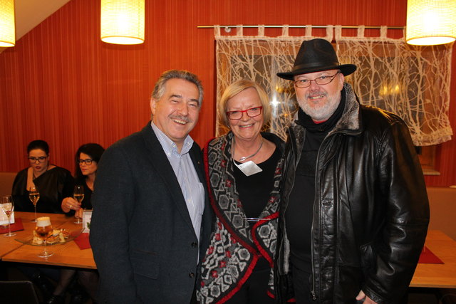 Alfred Bandat mit Bgm. Ingrid Salamon und Kabarettist Wolfgang Izmenyi