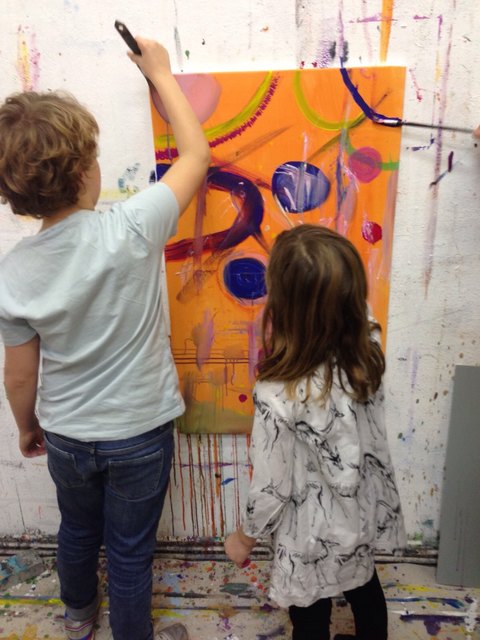 Kinder schaffen gemeinsam mit Künstlern kreative Werke für den guten Zweck. | Foto: Seedingart 2016/Atelier Ronald Kodritsch