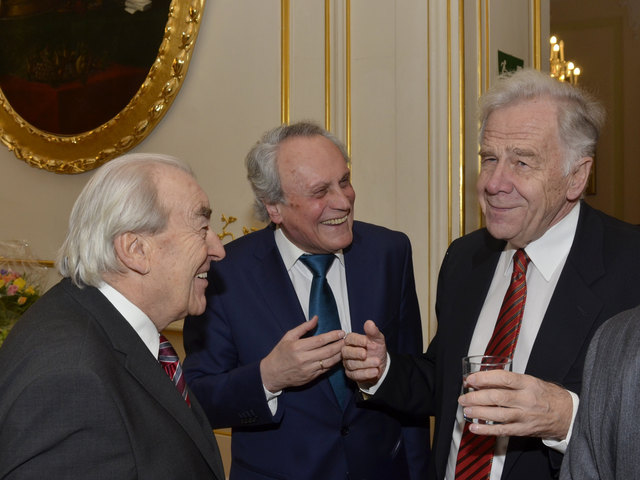 Der ehemalige Verteidigungsminister Robert Lichal und der ehemalige Wiener Vizebürgermeister Bernhard Görg beglückwünschen Josef Höchtl. | Foto: Höchtl