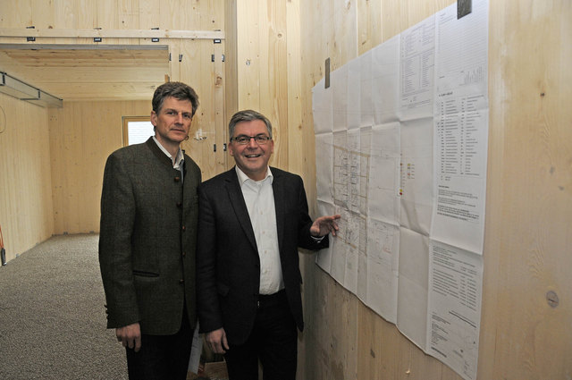 Überprüfen das neue Konzept: Schuldirektor Johann Eßl und Landesrat Josef Schwaiger (rechts im Bild).