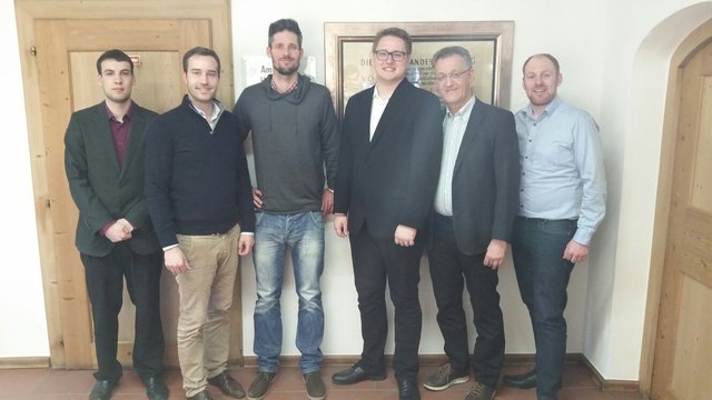 V.l.n.r.: Rene Hübl, GS Schnöll, GF Bernhard Zorn, Obmann Benjamin Ties, BGM Erich Ruetz und LO Dominik Schrott