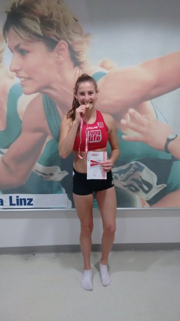 Patricia Madl jubelt über ihre Goldmedaille – Sie holte nicht nur den Staatsmeistertitel, sondern erreichte einen neuen persönlichen Rekord.