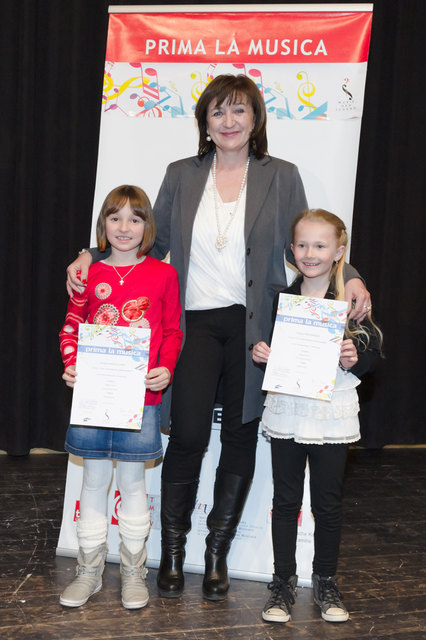 LRin Beate Palfrader mit Victoria Hasslacher (li.) und Soraya Freisinger von der Landesmusikschule Söllandl. Die jungen Musikerinnen überzeugten bei Prima la musica 2015 auf der Flöte und durften sich jeweils über den 1. Platz freuen. | Foto: Wolfgang Alberty