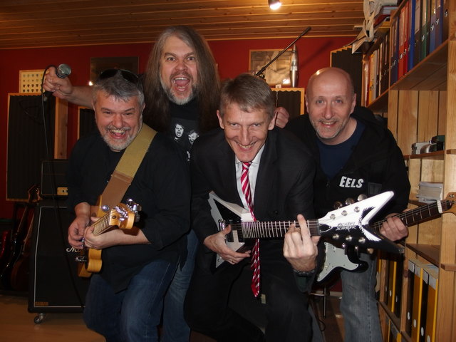 Es wird schon fleißig geprobt. Roman donnert wieder ins Schlagzeug, Martin und Josef haben ihre Gitarren entstaubt und geben wieder Vollgas… Macht Spaß, und ganz verlernt haben sie es noch nicht.
Der Verein Poydium veranstaltet das Konzert. Obmann Josef