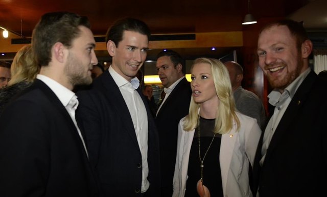 Politische Diskussionen führten beim Treffen in Fügen v.l. Bürgermeisterkandidat Dominik Mainusch, JVP-Bundesobmann Sebastian Kurz, Kandidatin Sarah Rumpf und JVP-Landesobmann Dominik Schrott.