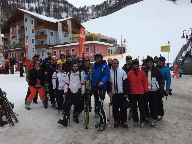 Topmotiviert für die Slalom-Wertung: das Team vom Gasthaus zur Linde und die Skitag-Teilnehmer in Zauchensee. | Foto: privat