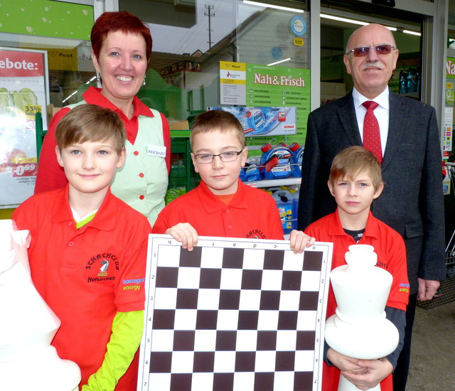Die „Jüngsten“ der Hofkirchner Schachjugend: Tobias Vorhauer, Michael Meyrhuber, Timo Weidenholzer mit GF Ernestine Reichart-Pölzl (Nah & Frisch) und GF Karl Köpf (Baumgartner Energy GmbH)