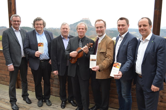 Klangvoll: Obmann Karl Nestelberger (l.) mit Mitwirkenden der "Philharmonischen Klänge".