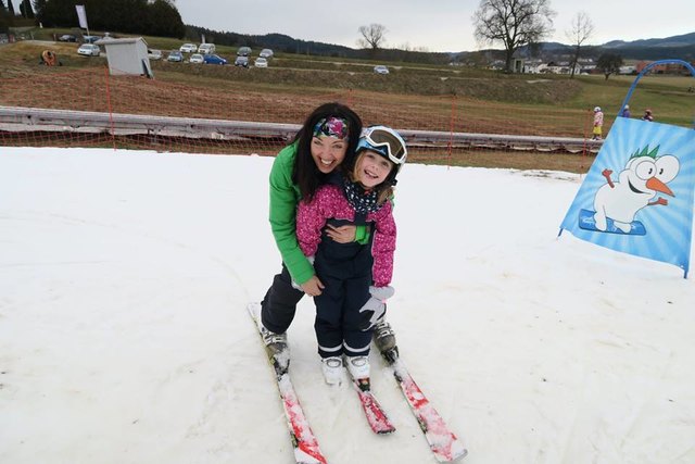 Die Kinder hatten sichtlich Spaß – das bisschen Schnee wurde optimal genutzt.
