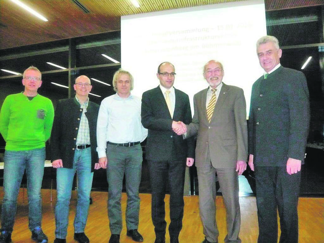 Andreas Schrattner, Bernhard Hain, Bürgermeister Jiri Hulka (Oberplan), Tschechiens Botschafter Jan Sechter, der wiedergewählte Obmann des Dreiländerinfrastrukturvereins Walter Höllhuber und Bürgermeister Josef Lamperstorfer (Wegscheid) (v. l.). | Foto: Foto: PNP/Steiml