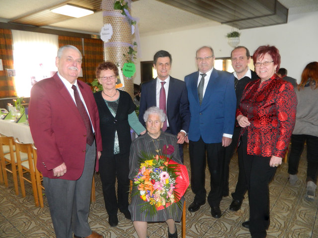 In Feierlaune: Obmann des Pensionistenverbandes Forchtenstein Johann Eitzenberger, Emilie Wutzlhofer, Helene Wutzlhofer, Landtagspräsident Christian Illedits, Felix Sinawehl, Vizebürgermeister Josef Neusteurer, Bürgermeisterin Friederike Reismüller | Foto: Privat