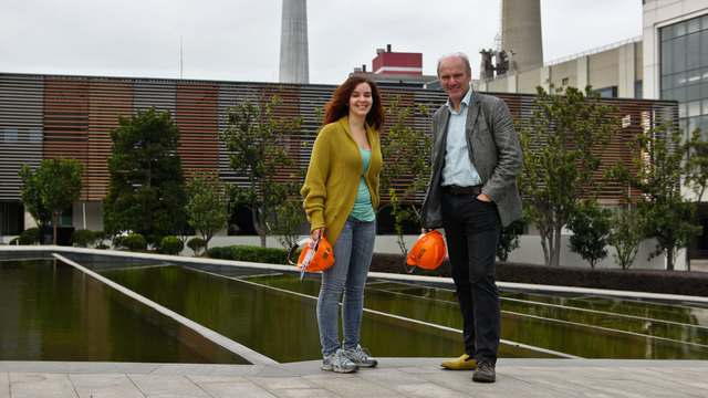 Julia Zotter mit ihrem Vater Josef Zotter vor dem Schoko-Palast in Shanghai, China. | Foto: Zotter
