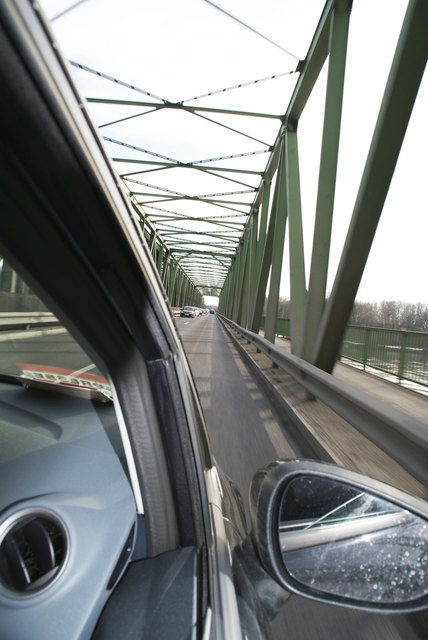 Das dringendste Verkehrsproblem im Bezirk: Die überlastete Donaubrücke Mauthausen. | Foto: Plank