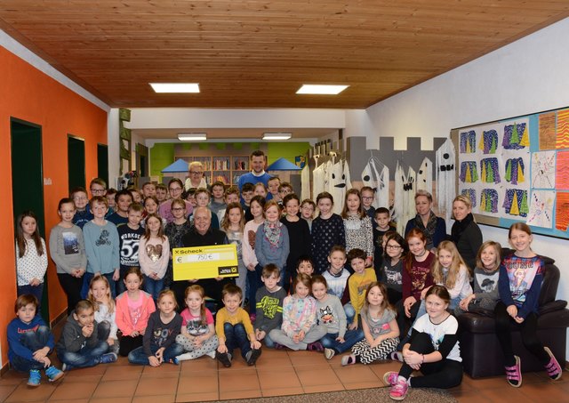Die SchülerInnen und Lehrpersonen der VS Ischgl übergaben Erich Wechner (Mitte) den Spendenscheck.